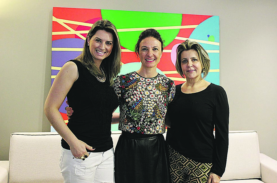 A arquiteta Daniela Busarello (ao centro), que vive em Paris, com sua colega Tatielly Zammar (à esq.) e a empresária e também arquiteta Marinice Bettega durante o bate-papo realizado por ela, a convite da loja Momentum&Design, com o tema “Morar Contemporâneo e tendências internacionais”. | Bianca Santos/Divulgação