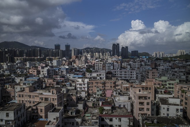 O conjunto de vilas de Baishizhou, com migrantes e imigrantes que ajudaram a erguer a cidade de Shenzen, pode dar lugar em breve a novos distrito industriais e comerciais. | LAM YIK FEI/NYT