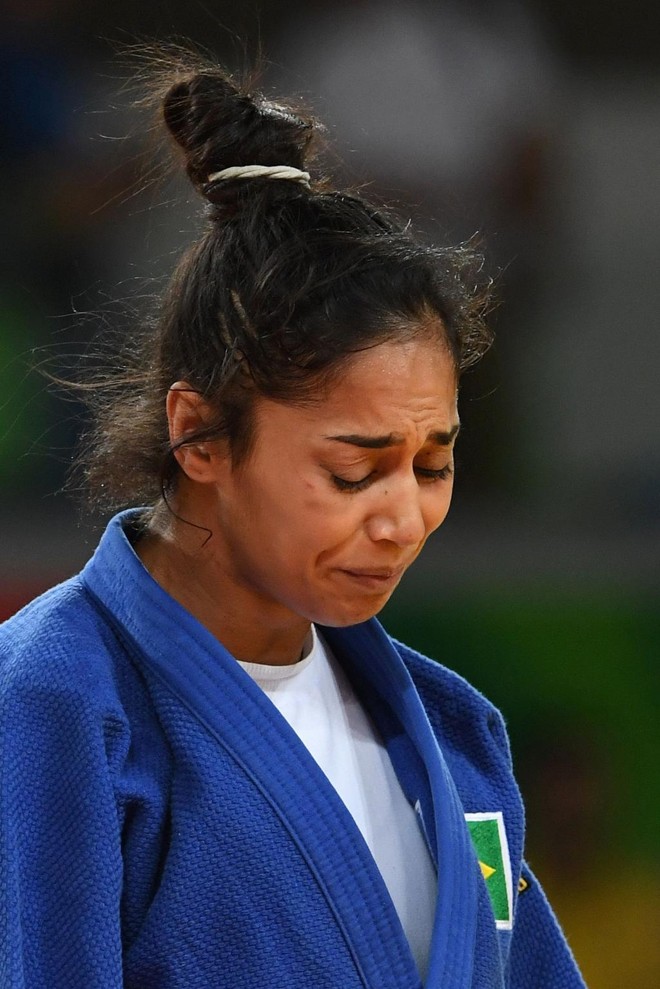 Judoca Mariana SIlva chora após derrota para holandesa Anicka van Emden, na disputo do bronze na categoria meio médio (até 63 kg) - | TOSHIFUMI KITAMURA/AFP