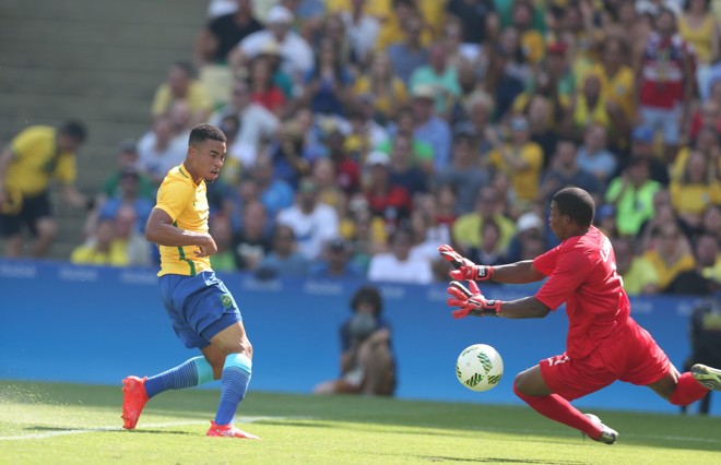 Gabriel Jesus toca na saída do goleiro Luis Lopez para balançar as redes | Albari Rosa/Gazeta do Povo