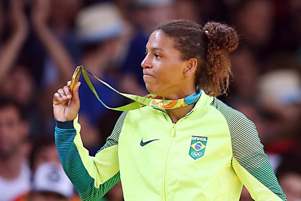 Rafaela Silva mostra o ouro para a torcida, que a empurrou na conquista na Rio-2016 | Albari Rosa/Gazeta do Povo