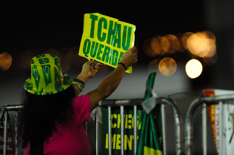 Manifestante comemora a vitória da oposição no julgamento que indica a saída definitiva de Dilma Rousseff. | Andressa Anholete/AFP