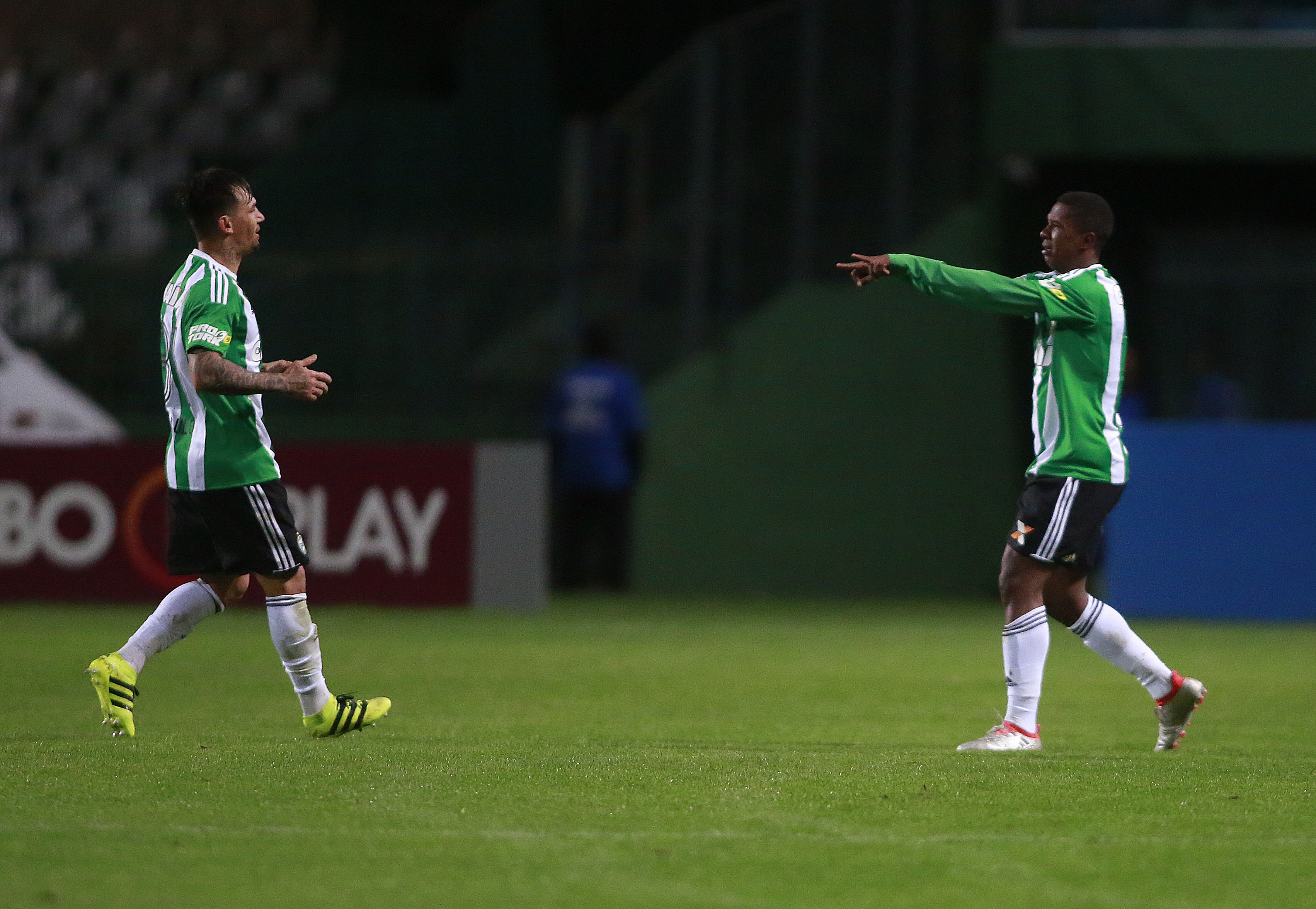 João Paulo, que errou feio no gol do Santos, comemora o gol da vitória com Iago, personagem da partida. | Jonathan Campos/Gazeta do Povo