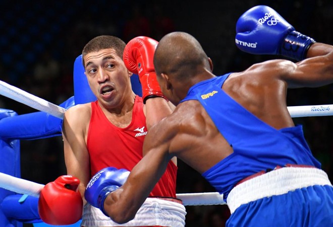 Em estreia vitoriosa, brasileiro Robson Conceição golpeia Anvar Yunusov, do Tadjiquistão, pela categoria leve (até 60 kg) - | YURI CORTEZ/AFP