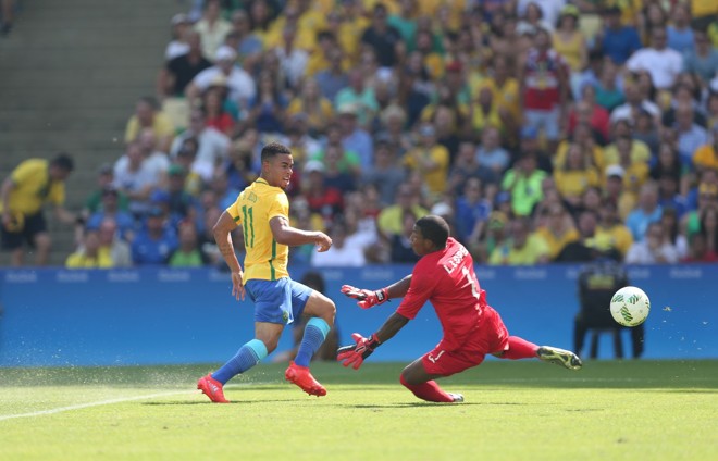Gabriel Jesus toca na saída do goleiro Luis Lopez para balançar as redes | Albari Rosa/Gazeta do Povo