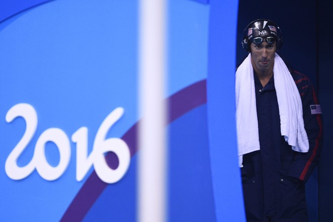 Compenetrado, Michael Phelps chega para a segunda prova do dia, o revezamento 4x200 m livre. | MARTIN BUREAU/AFP
