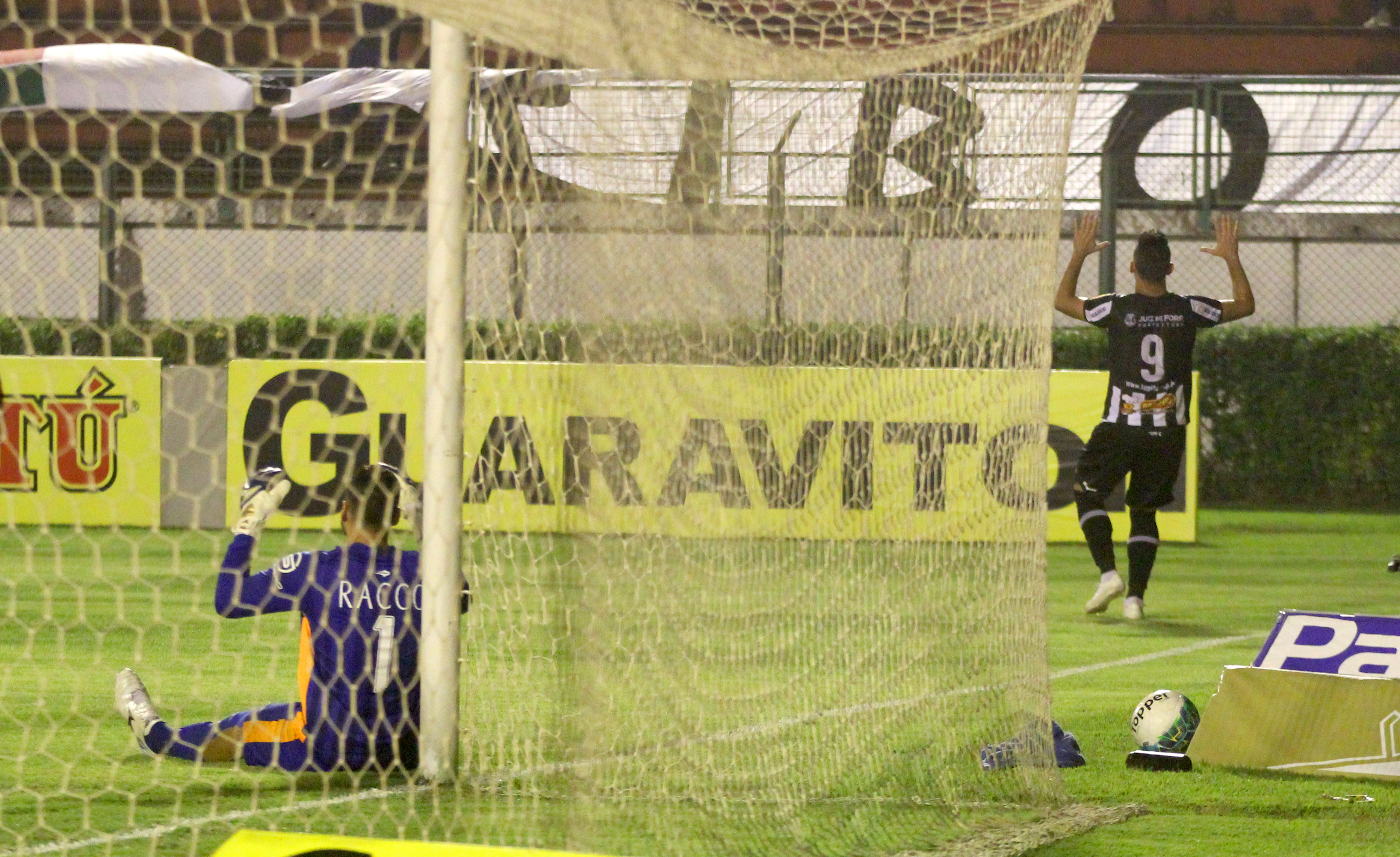 Atacante Giancarlo comemora o primeiro gol do Tupi sob o olhar do goleiro Wendell. | Leonardo Costa / Tribuna de Minas/Tribuna de Minas