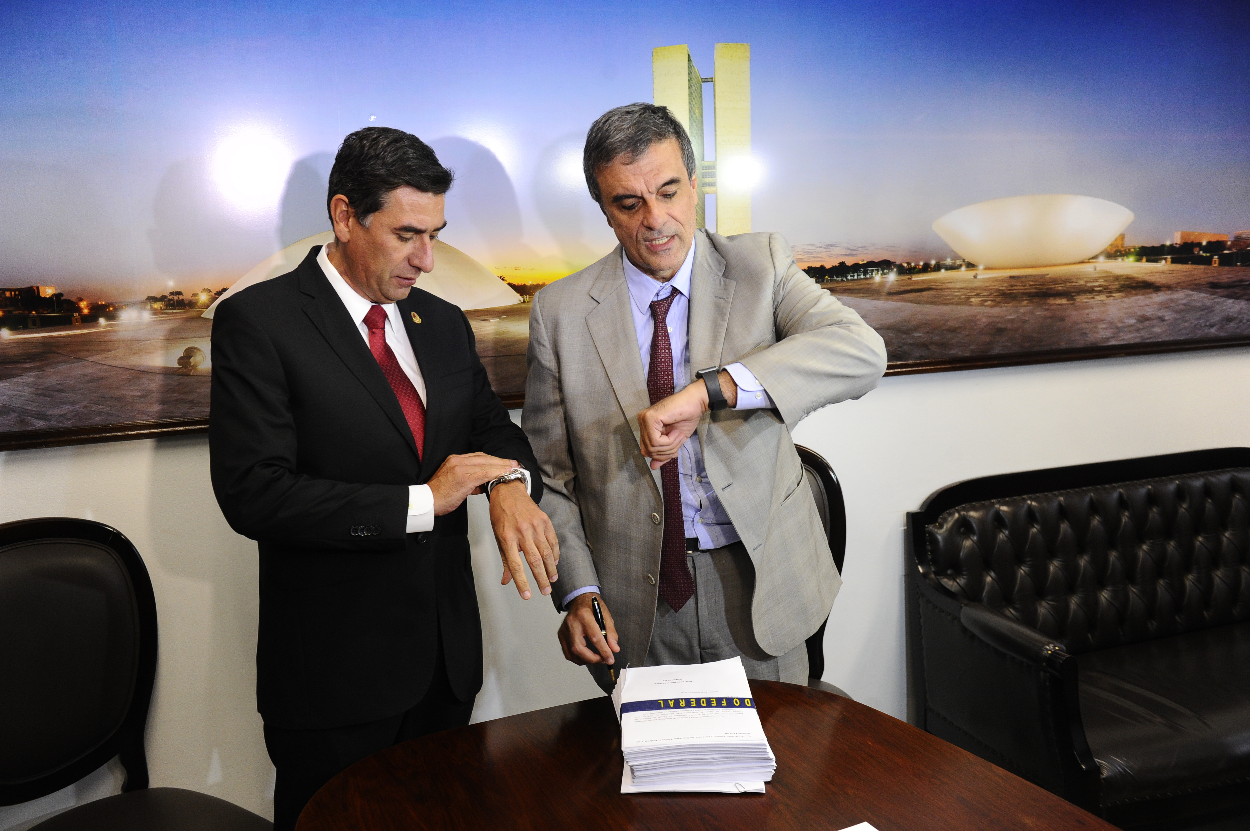 Cardozo entrega a defesa de Dilma à Secretaria-Geral da Mesa do Senado | Marcos Oliveira/Agência Senado