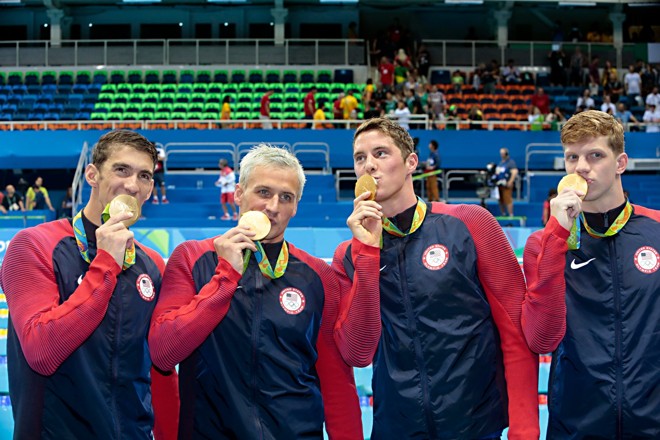 Michael Phelps, Ryan Lochte, Townley Haas e Conor Dwyer: mais uma vez os EUA sobem ao topo do pódio. | Albari Rosa/Gazeta do Povo