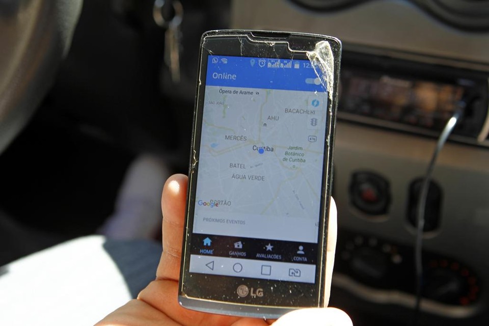 Projeto de lei que prevê a regulamentação do aplicativo está parado desde junho na Urbs, responsável pelo transporte da cidade, que deve dar parecer sobre a demanda do serviço. | Antonio More/Gazeta do Povo