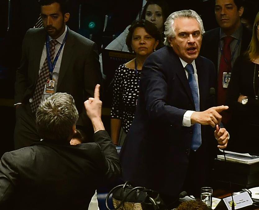 Lindbergh Farias (PT, de costas) e Ronaldo Caiado (DEM) discutem durante o primeiro dia do julgamento do impeachment | EVARISTO SA/AFP