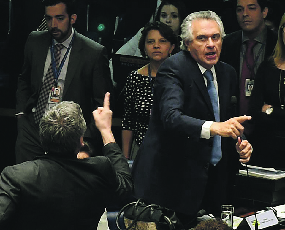 Lindbergh Farias (PT, de costas) e Ronaldo Caiado (DEM) discutem durante o primeiro dia do julgamento do impeachment | EVARISTO SA/AFP