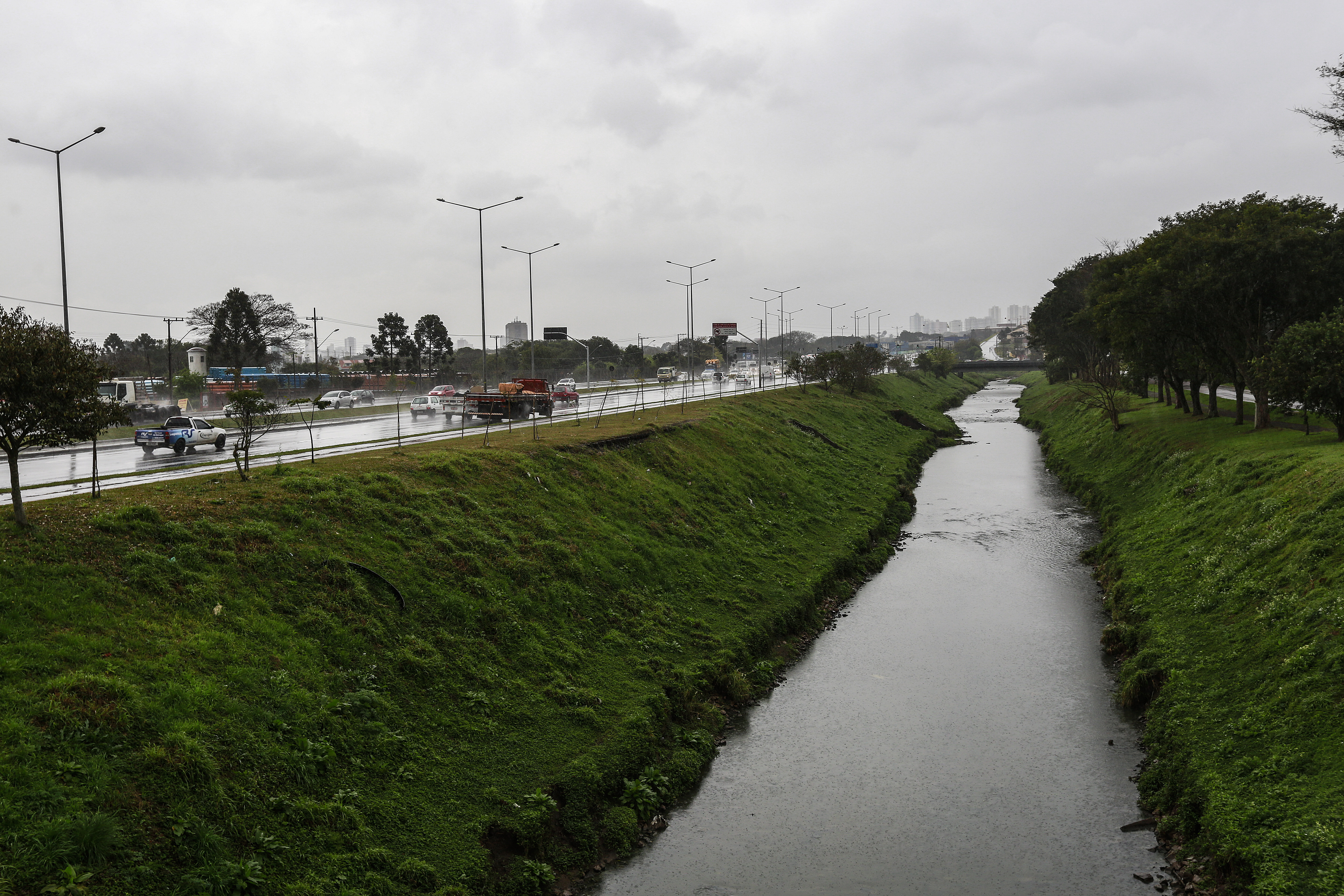 Rio Belém, ao lado da Linha Verde. Este talvez seja o rio mais emblemático de Curitiba e também um dos que mais fariam diferença na paisagem da cidade se estivesse mais limpo. | Jonathan Campos/Gazeta do Povo