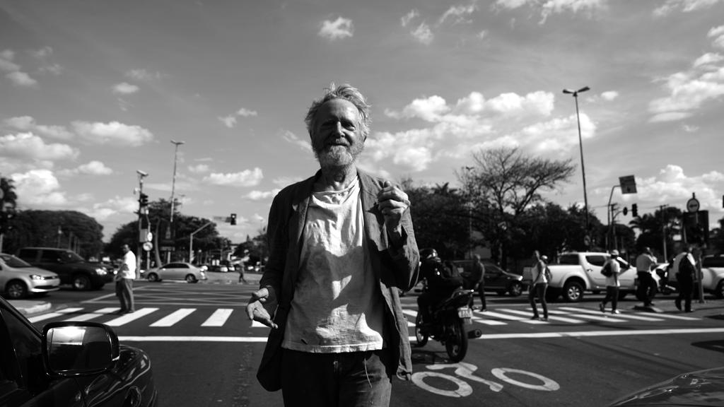 O protagonista é interpretado pelo professor de cinema Jean-Claude Bernardet. | /Divulgação