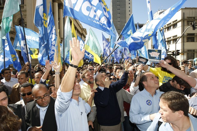 Em 2010, o presidenciável José Serra fez campanha em Curitiba ao lado de seus correlegionários já no início de julho. | Foto: Marcelo Elias /Arquivo Gazeta do Povo