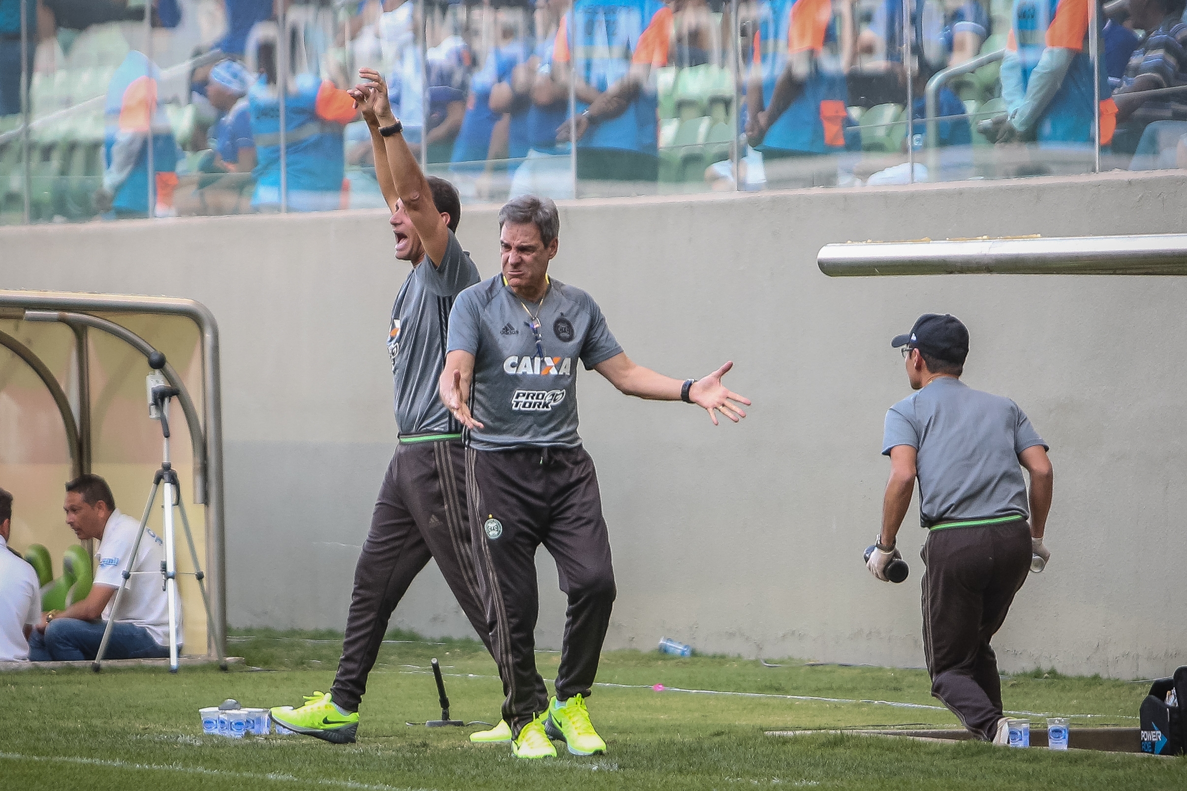 Carpegiani incentiva o time. Ponto conquistado fora de casa. | FramePhoto/Folhapress/