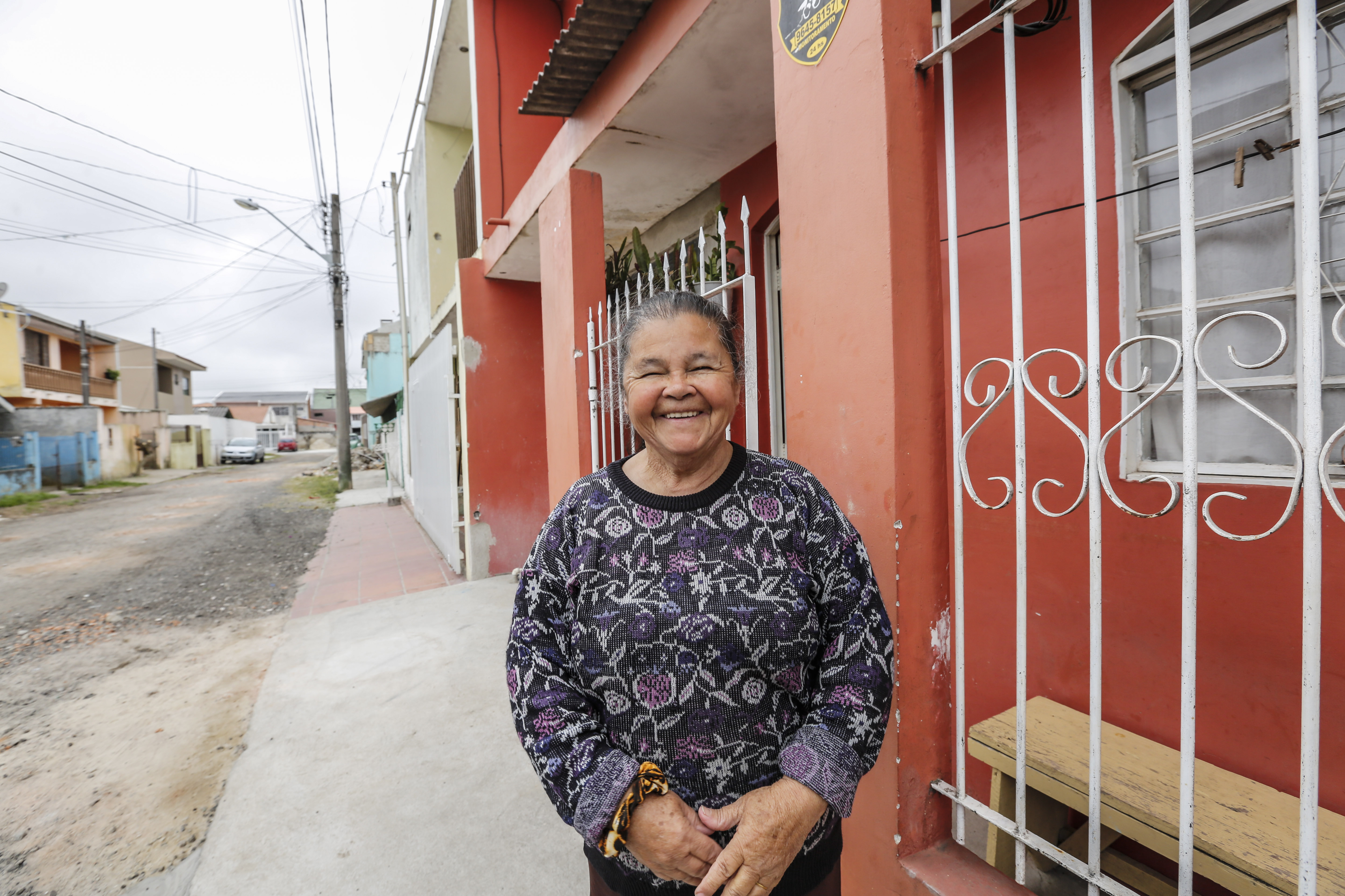 Dona Dolores vive há 25 anos em uma rua que não aparece no mapa de Curitiba | Jonathan Campos/Gazeta do Povo