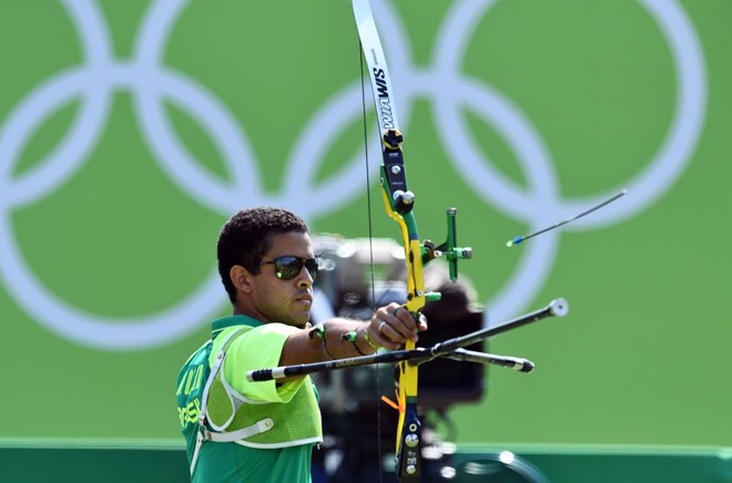 Brasiliense Bernardo Oliveira deu adeus aos Jogos nesta terça-feira (9), após ser eliminado pelo chileno Ricardo Soto no tiro com arco - | JEWEL SAMAD/AFP