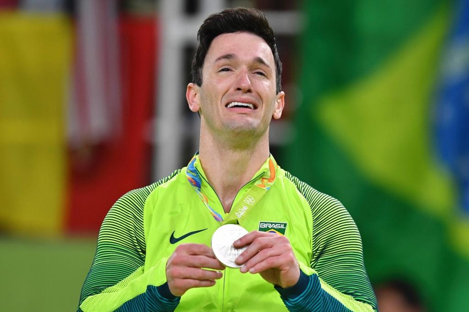 Diego Hypólito emocionado com a medalha de prata. | BEN STANSALL/AFP
