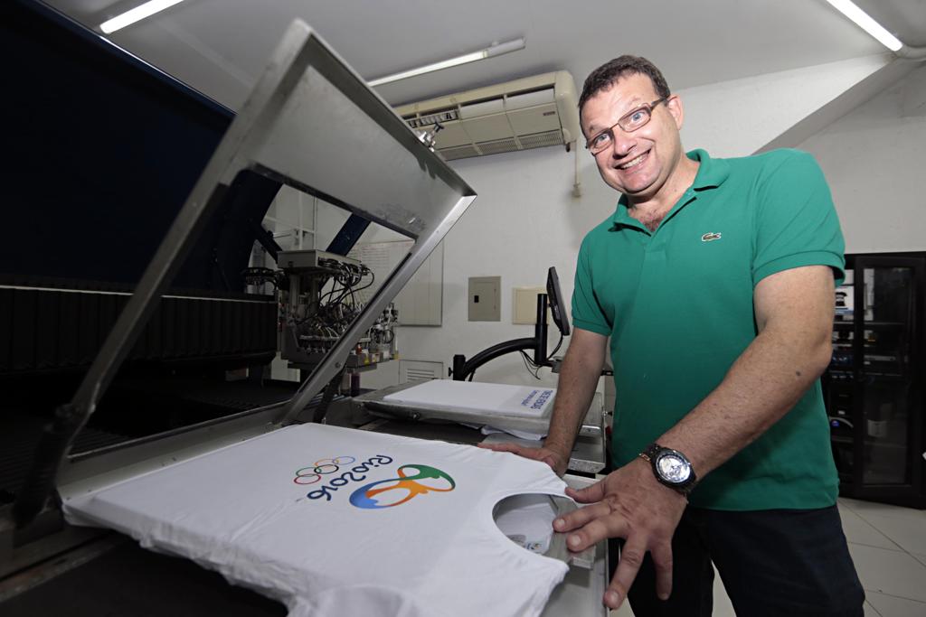Empresário Luís Blumberg comemora boas vendas e combate à pirataria de camisetas olímpicas | Albari Rosa/Gazeta do Povo