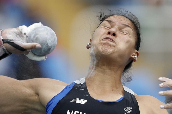 Valerie Adams, atleta da Nova Zelândia, durante o qualificatório do arremesse de peso | ADRIAN DENNIS/AFP