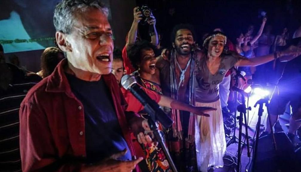 Chico Buarque se apresentou na quinta-feira em show de protesto. | Bernardo Guerreiro/Reprodução Facebook