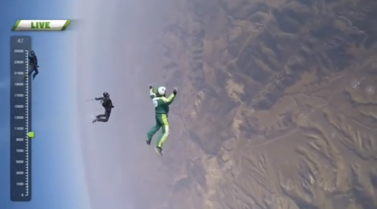 Com experiência de 18 mil saltos, o atleta foi o primeiro no mundo a completar um salto sem paraquedas. | Reprdução/Youtube TheHalamiste