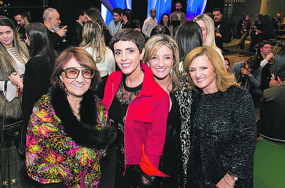A jornalista de moda Lilian Pacce (de vermelho) com a artista plástica Guita Soifer (à esq.) e suas filhas Suzy e Simone no lounge da Rede Bourbon de Hotéis & Resorts durante a primeira noite do Pátio Batel Fashion Walk, na terça-feira. | Naideron Jr.