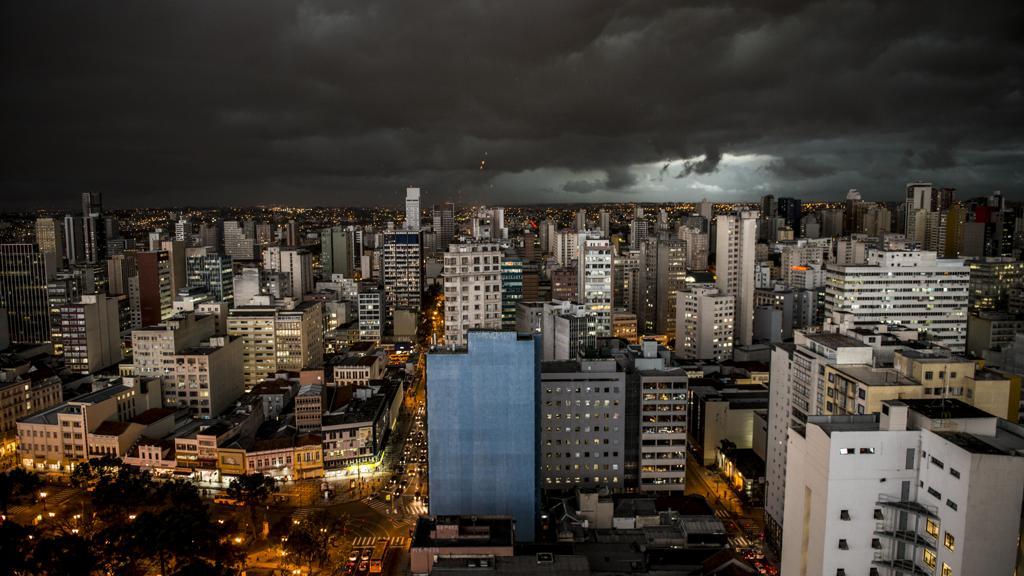 Há quem ache Curitiba linda debaixo de nuvens negras de chuva. | Henry Milléo/Gazeta do Povo