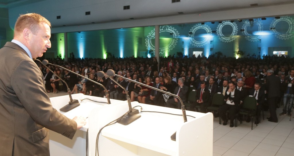Presidente do Conselho Regional de Engenharia e Agronomia do Paraná (Crea-PR), engenheiro civil Joel Krüger, durante a abertura do evento