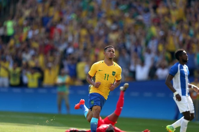 Após balançar a rede pela segunda vez, Gabriel Jesus sai para o abraço | Albari Rosa/Gazeta do Povo