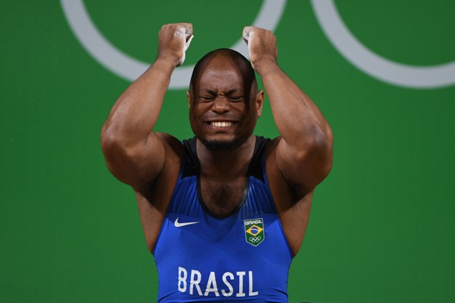 Brasileiro Welisson Rosa Da Silva durante prova de levantamento de peso | GOH CHAI HIN/AFP