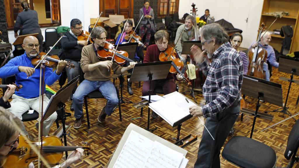 Morozowicz ensaia com o grupo na Capela Santa Maria. | Antônio More/Gazeta do Povo