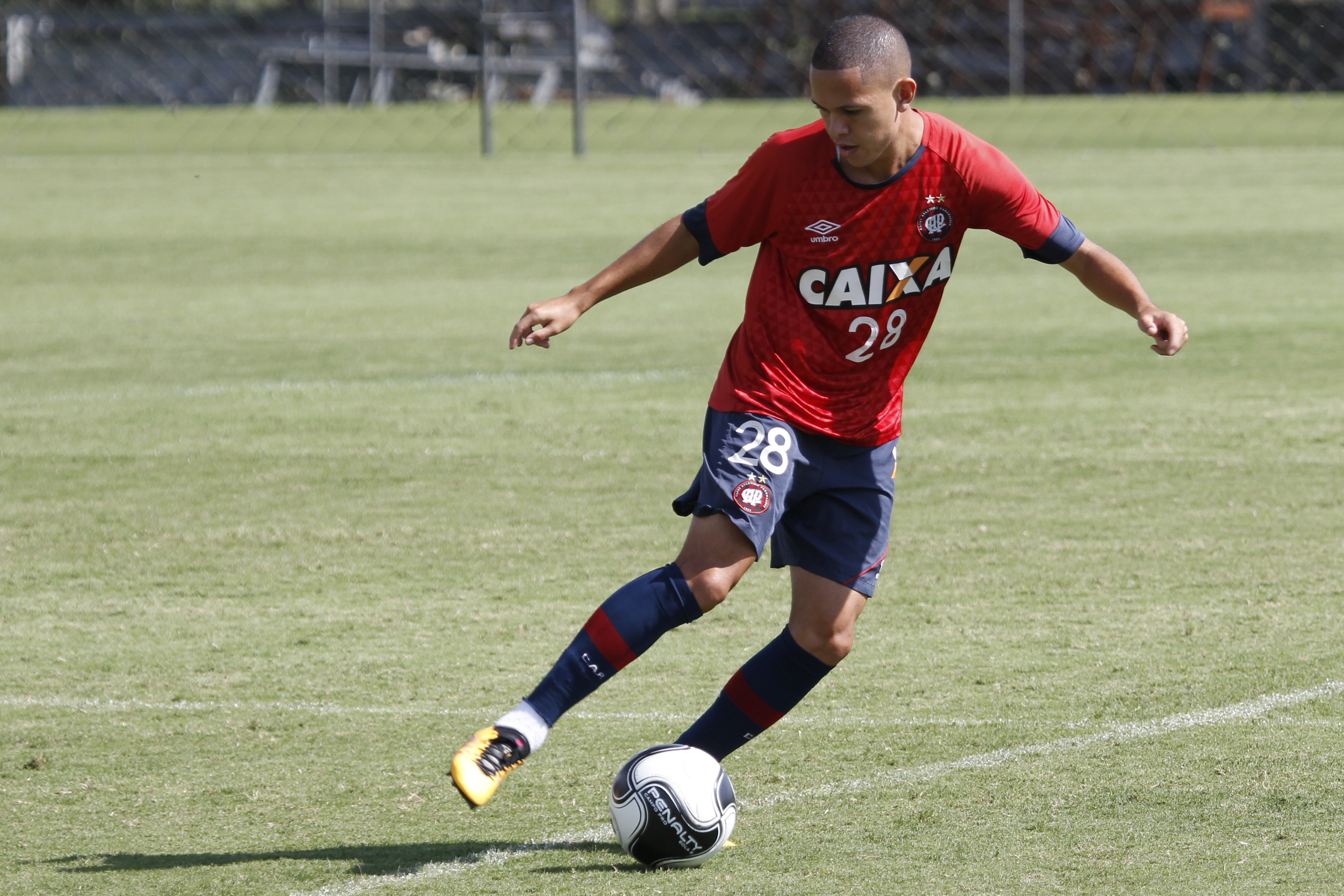 Uma das principais revelações do clube, Marcos Guilherme tem frequentado a reserva do Furacão. | Aniele Nascimento/Gazeta do Povo