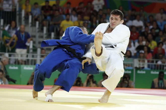 Brasileiro Victor Penalber (de branco) perde para Sergiu Toma, dos Emirados Árabes Unidos e é eliminado - | JACK GUEZ/AFP