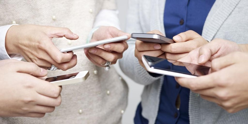 Celular com defeito no prazo de garantia deve ser trocado por outro A Lei Federal n.º 7.783/89 destaca a prestação dos serviços de telefonia como essenciais, cuja ausência põe em perigo iminente a sobrevivência, a saúde e a segurança da população. | Bigstock./