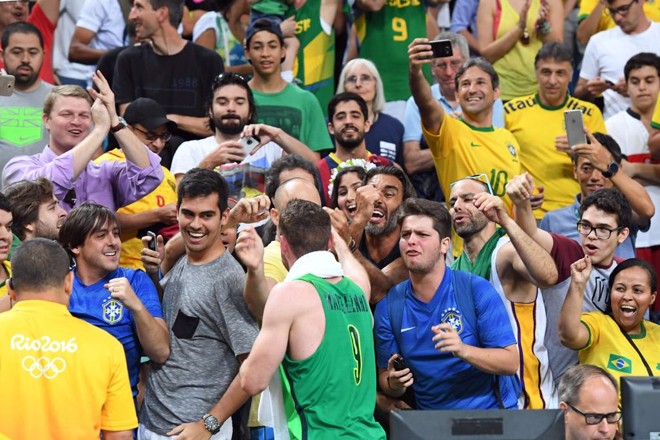 Marcelinho Huertas celebra com torcida a dramática vitória por 66 a 65 sobre a Espanha pelo basquete masculino - | MARK RALSTON/AFP