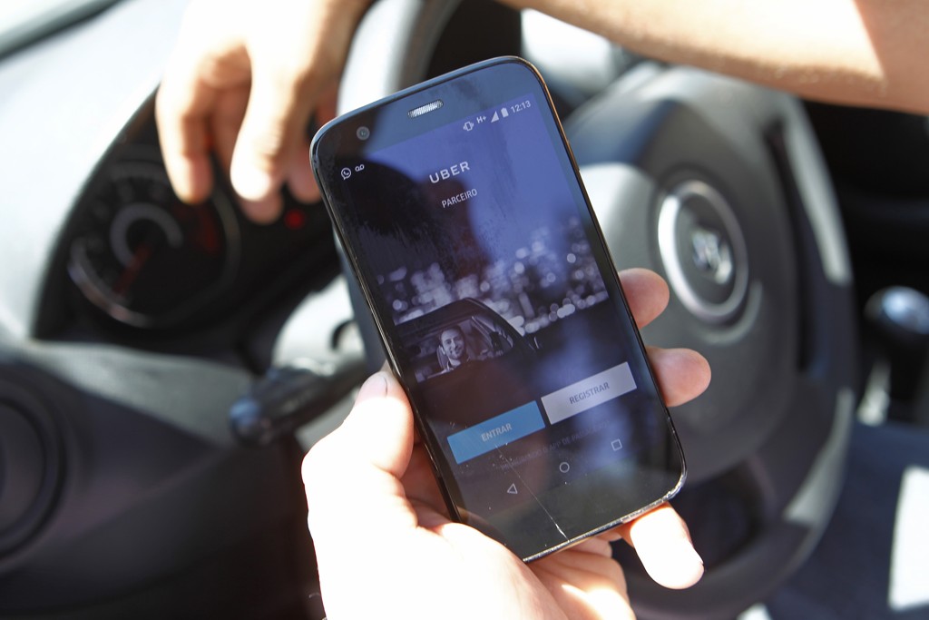 Nos EUA, basta fazer um certo número de corridas por semana para que a Uber ofereça US$ 500 extras para o motorista.