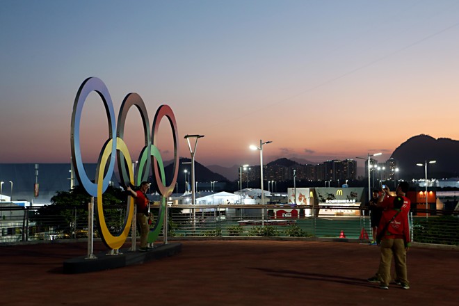 Equipe médica da Rio-2016 tira foto nos arcos do Parque Olímpico. | Albari Rosa/Gazeta do Povo