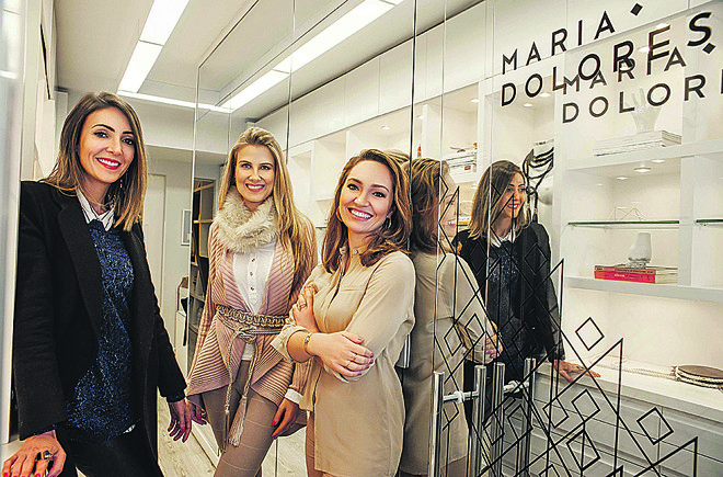 A designer de joias Maria Dolores (à esq.) será a homenageada do ambiente das arquitetas Caroline Andrusko (ao centro) e Eliza Schuchovski na 16ª edição da Mostra Artefacto Curitiba, que será aberta na próxima sexta-feira. As duas se inspiraram em Dubai para criar um loft cosmopolita de 100m². | Renata Salles