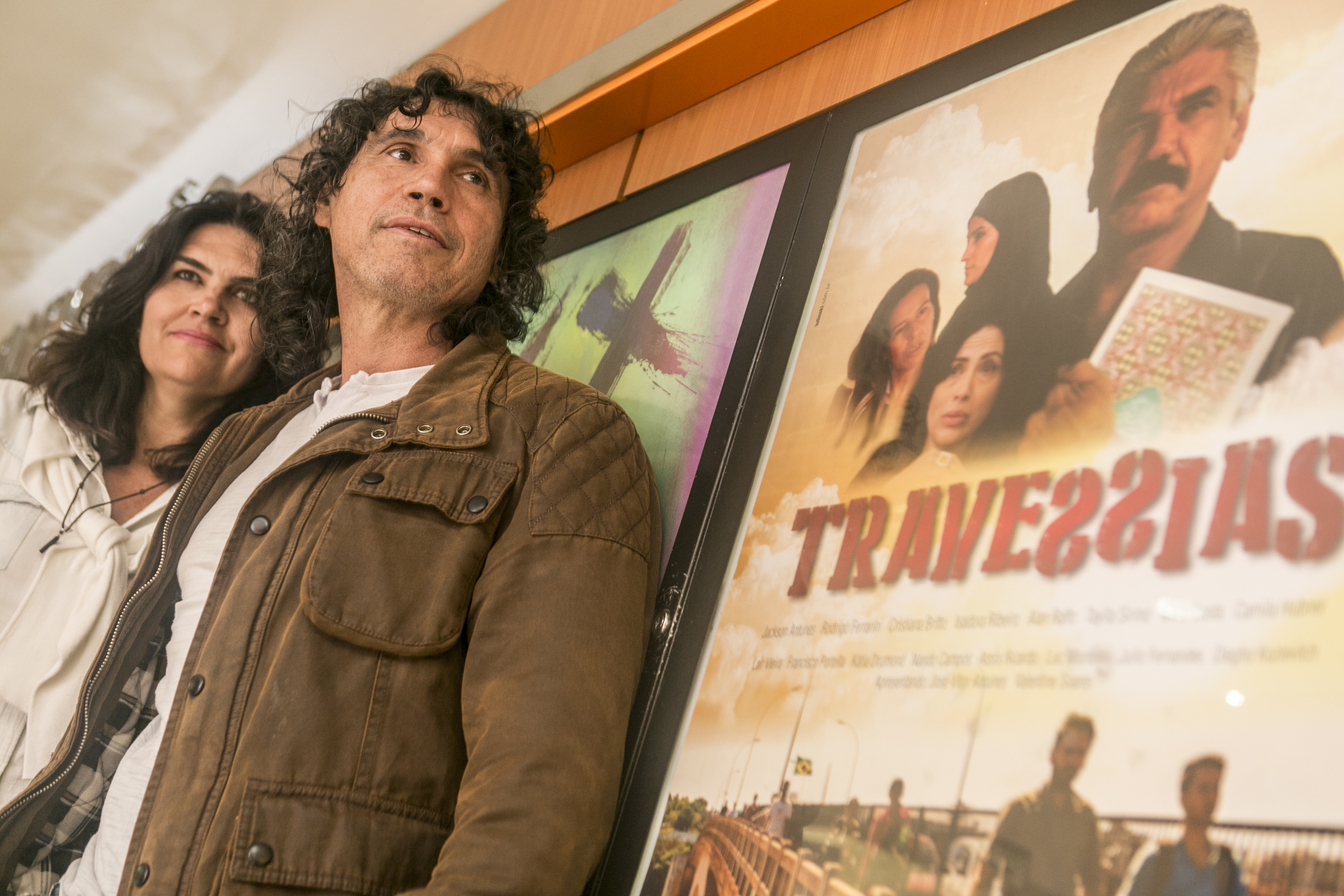 Talicio Sirino e Salete Machado junto do cartaz de “Travessias”, em cartaz nos cinemas curitibanos | Marcelo Andrade/Gazeta do Povo