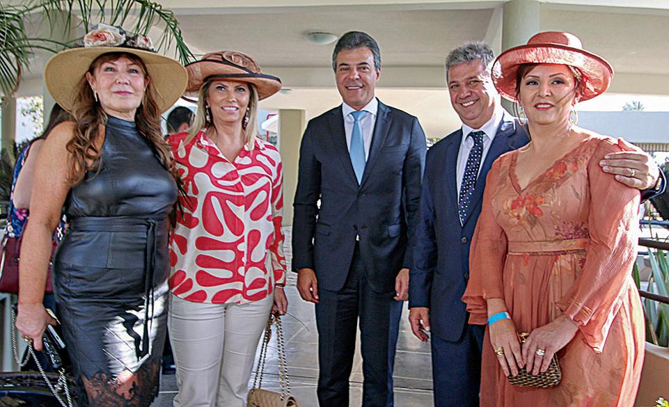 O governador Beto Richa e a vice-governadora Cida Borghetti prestigiaram o 74º Grande Prêmio Paraná realizado ontem no Jockey Club. Um dos páreos foi o tradicional Prêmio Governador do Estado. Eles foram recebidos pelo presidente Paulo Irineu Pelanda e sua mulher, Sirlei (à dir.), e pela diretora social, Sonia Ruberti Birskis (à esq.). | Gisele Pimenta