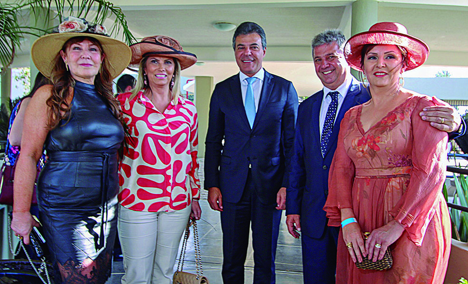 O governador Beto Richa e a vice-governadora Cida Borghetti prestigiaram o 74º Grande Prêmio Paraná realizado ontem no Jockey Club. Um dos páreos foi o tradicional Prêmio Governador do Estado. Eles foram recebidos pelo presidente Paulo Irineu Pelanda e sua mulher, Sirlei (à dir.), e pela diretora social, Sonia Ruberti Birskis (à esq.). | Gisele Pimenta
