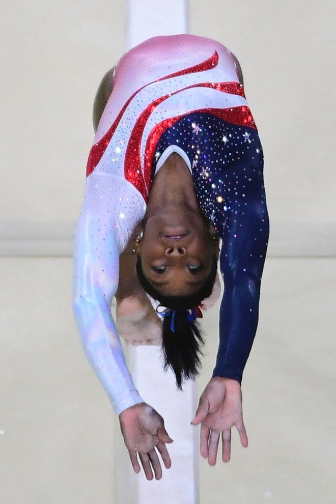 Norte-americana prodígio, Simone Biles demonstra flexibilidade na final da ginástica artística feminina - | EMMANUEL DUNAND/AFP