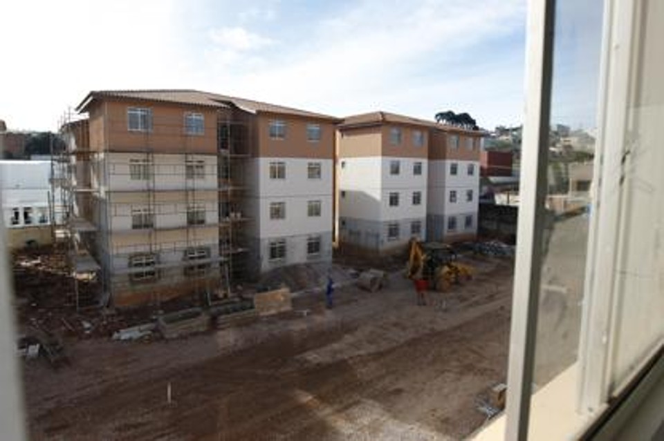 Obras no residencial Esperança, em Curitiba. Expectativa é alcançar cerca de 800 mil famílias. | Antônio More/Gazeta do Povo