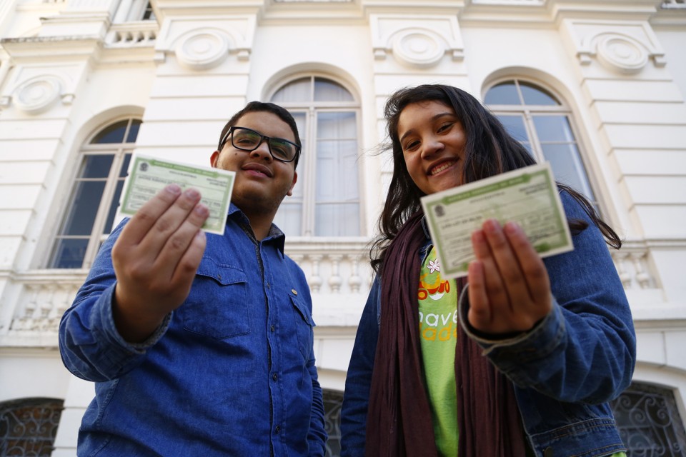 Para além do voto: André Ribeiro e Laís Lote, ambos de 17 anos, são engajados com projetos sociais | Henry Milleo/Gazeta do Povo