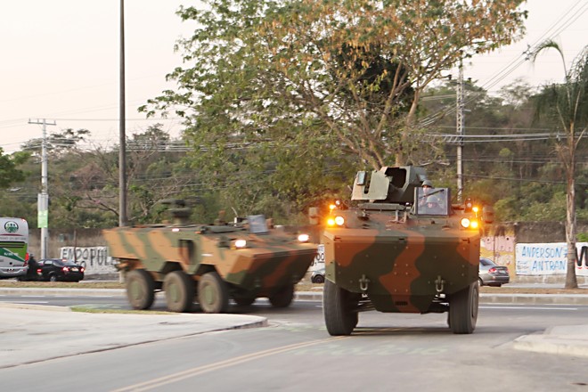 Exército patrulha o entorno do Parque Radical em Deodoro. | Albari Rosa/Gazeta do Povo