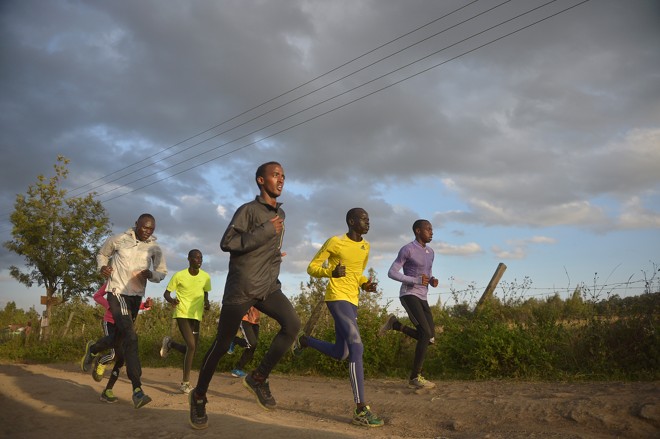Corredores sul-sudaneses da equipe de refugiados da Rio-2016 treina no Quênia, onde vivem os em um campo de refugiados. | TONY KARUMBA/AFP