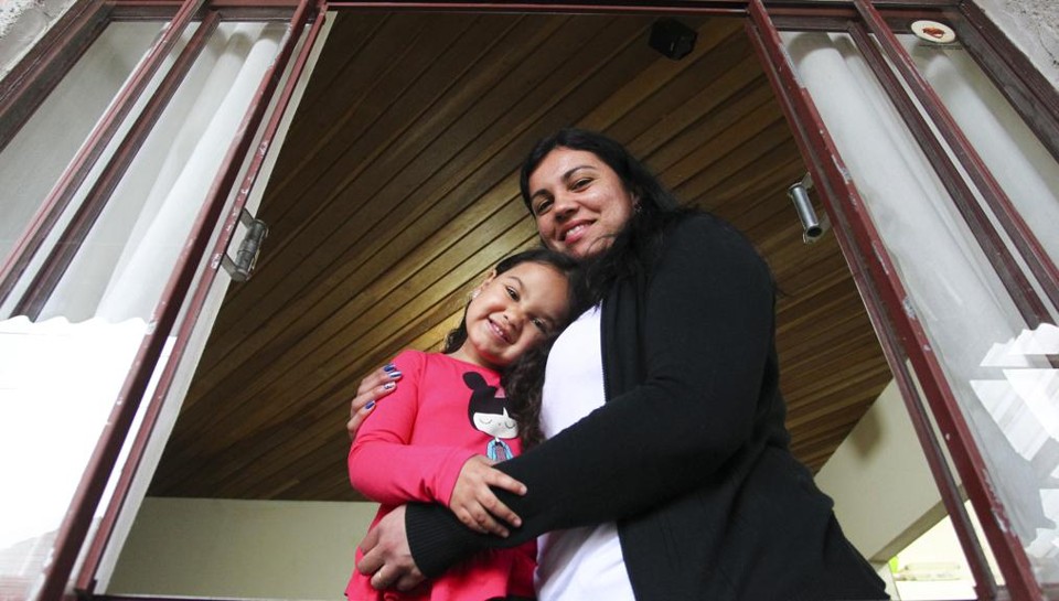 Simony Fernandes Braga Gonçalves e sua filha Luiza. A vendedora  é uma das voluntárias do projeto na RMC | Daniel Castellano/Gazeta do Povo