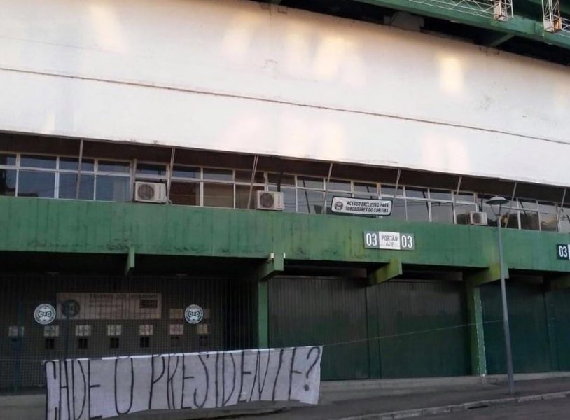 Uma das faixas colocadas no Couto Pereira questionava: “cadê o presidente?”. | /